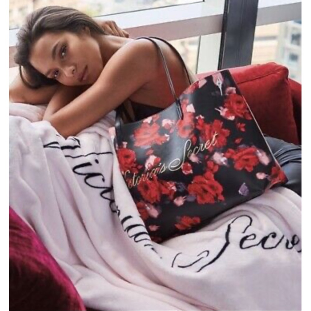 New! Victoria’s Secret Sherpa blanket
